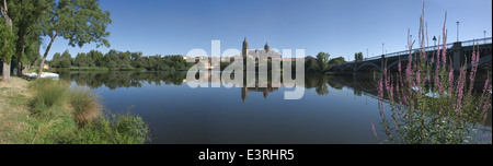 Panorama des Hafenbeckens von Tretbooten am Fluss Tormes, vor der Kathedrale von Salamanca Stockfoto