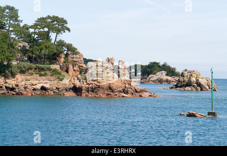 idyllische Küstenlandschaft auf der Ile de Brehat an der rosa Granit Küste in der Bretagne, Frankreich Stockfoto