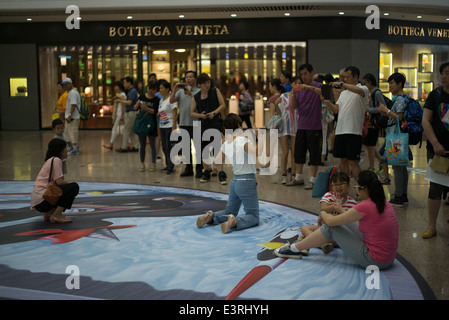 Ein Batman-Ausstellung mit Modellen und 3d Kunst am Times Square Shopping Centre in Causeway Bay Stockfoto