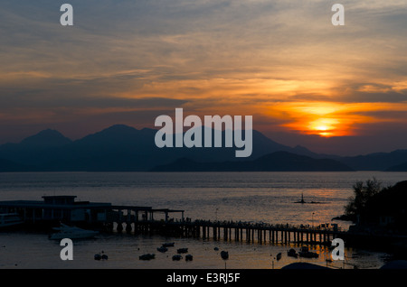 Sonnenuntergang über der Lamma Island Ferry Pier, Yung Shue Wan, Lamma Island, Hongkong, China Stockfoto