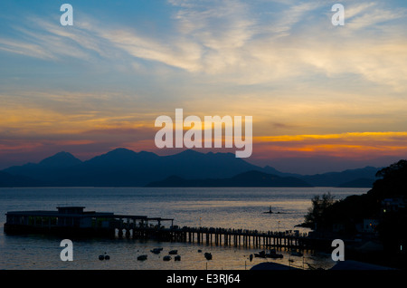 Sonnenuntergang / Sonnenuntergang über dem Fähranleger Lamma Island, Yung Shue Wan, Lamma Island, Hongkong, China. Juni 2008. Kredit: Kraig lieb Stockfoto