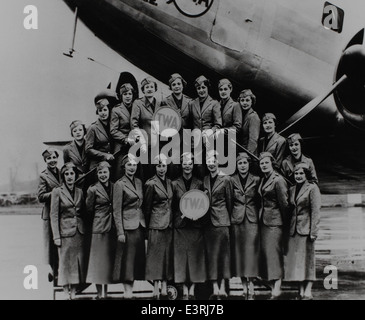 Dieses Foto zeigt die Frauen von Trans World Airlines (TWA) und zeigt eine Stewardess in ihrer Uniform. Diese Frauen spielten eine entscheidende Rolle in der Luftfahrtindustrie, da sie im goldenen Zeitalter des Flugreisens die Sicherheit und den Komfort der Fluggäste sicherstellten. Stockfoto