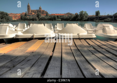 Dock von Tretbooten am Fluss Tormes, vor der Kathedrale von Salamanca Stockfoto