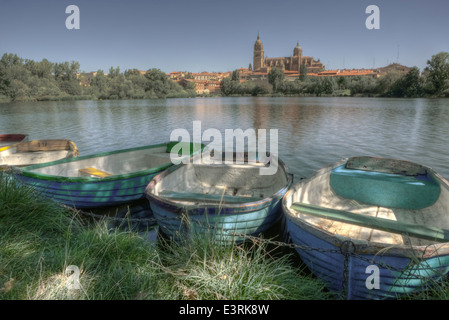 Dock der Rawboats am Fluss Tormes, vor der Kathedrale von Salamanca Salamanca Stockfoto