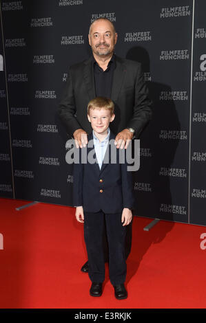 München, Deutschland. 27. Juni 2014. Der französische Regisseur Jean-Pierre Jeunet und den jungen kanadischen Schauspieler Kyle Catlett, Hauptfigur der Eröffnungsfilm "The ausgewählte Werke von T.S. Spivet", stellen bei der Eröffnung des Filmfest München in München, Deutschland, 27. Juni 2014. Das Festival läuft vom 27. Juni bis 5. Juli 2014. Foto: Felix Hoerhager/Dpa/Alamy Live News Stockfoto