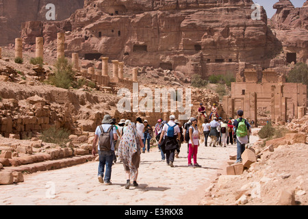 Jordan, Araba, Petra, Touristen zu Fuß unterwegs, großer Tempel von geflügelten Löwen Stockfoto