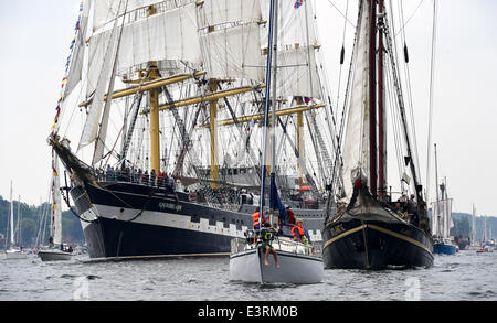 Kiel, Deutschland. 28. Juni 2014. Das russische Segelschiff "Krusenstern" beteiligt sich an der traditionellen Windjammer-Parade während der Kieler Woche in Kiel, Deutschland, 28. Juni 2014. Foto: Carsten Rehder/Dpa/Alamy Live News Stockfoto