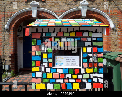 Wenig freie Bibliothek Bücher in dekorierten Box auf dem Walthamstow Art Trail vor einem Warner-Haus in Walthamstow, London E17 KATHY DEWITT Stockfoto