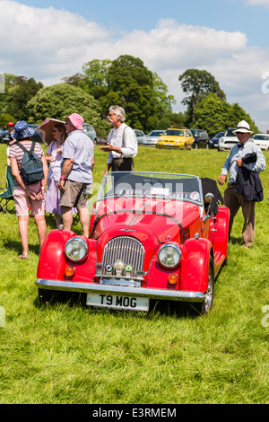 East Devon, England. 21. Juni 2014. Ein Vintage-Morgan Sport Auto eine Gartenparty und Fete. Stockfoto