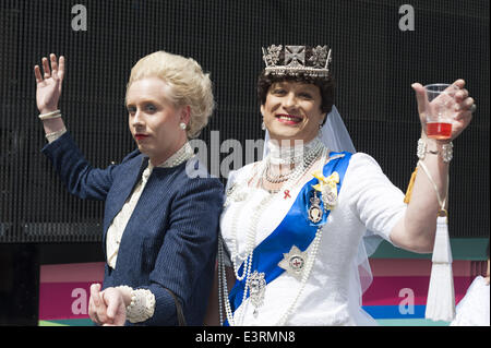 London, UK, UK. 28. Juni 2014. Teilnehmer an der diesjährigen London Gay Pride gekleidet wie Margaret Thatcher und der Königin sich bereit, im stolz in London Parade teilzunehmen, wie sie den Beginn der Veranstaltung gespannt. Lee Thomas/ZUMAPRESS.com/Alamy © Live-Nachrichten Stockfoto