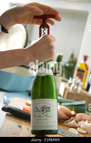 Ziehen Kork aus Weinflasche in Küche Stockfoto