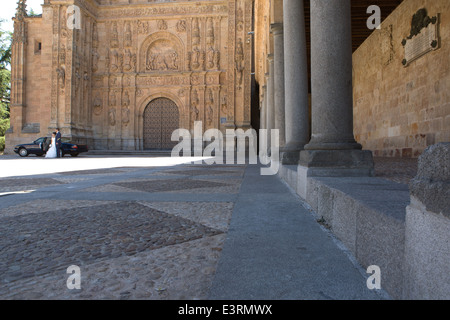 Promenade von Braut und Bräutigam unter San Esteban Kirche und Kloster Bögen, in Salamanca, Spanien Stockfoto