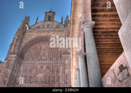 Promenade an der San Esteban Kirche und Kloster in Salamanca, Spanien Stockfoto