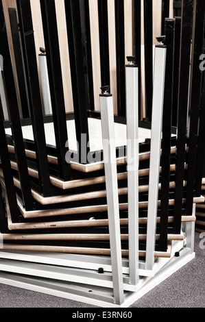 Umgekehrte Kopf gestapelt Metall Tische deck Beine, so dass eine Muster der Bars, die spiralförmig nach oben an Ecken Stockfoto
