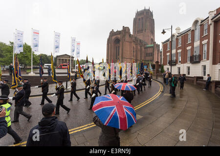 Liverpool, Vereinigtes Königreich. 28. Juni 2014. Eine Person hält ein Union Jack Dach zu Beginn der Parade. Mitglieder der Streitkräfte, Veteranen und Kadetten haben von der anglikanischen Kathedrale, die Kathedrale in Liverpool am Samstag, 28. Juni 2014 anlässlich die nationale Veranstaltung marschierten. Bildnachweis: Christopher Middleton/Alamy Live-Nachrichten Stockfoto