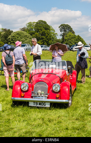 East Devon, England. 21. Juni 2014. Ein Vintage-Morgan Sport Auto eine Gartenparty und Fete. Stockfoto