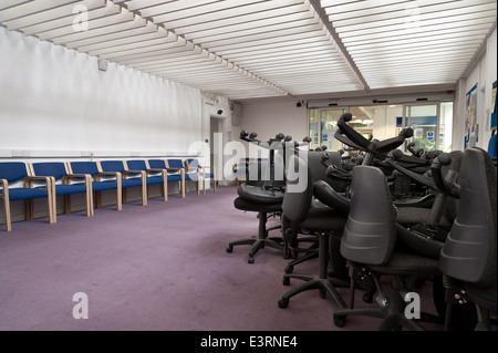 Neubau oder Schließung des Büros Computerstühle gestapelt gestapelten chaotisch im leerer Raum verlassen Zeichen der Rezession Veränderung Stockfoto