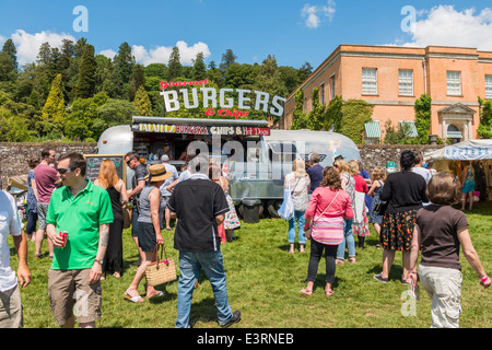 East Devon, 21. Juni 2014. Eine Gartenparty und Fete hat einen umgebauten amerikanischen Wohnwagen Burger Bar für Erfrischungen vor Ort. Stockfoto