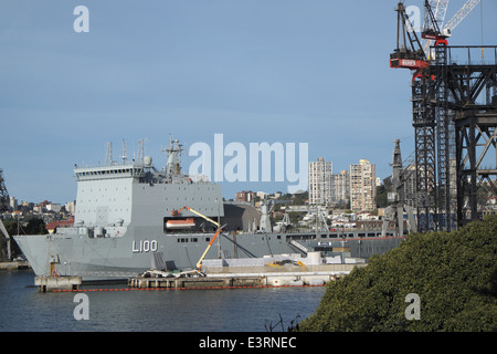 Hammerkopfkran wird jetzt auf Sydneys Marinestützpunkt Garden Island mit HMAS Choules im Dock, New South Wales, Australien, demontiert Stockfoto