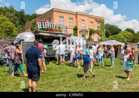 East Devon, 21. Juni 2014. Eine Gartenparty und Fete hat einen umgebauten amerikanischen Wohnwagen Burger Bar für Erfrischungen vor Ort. Stockfoto