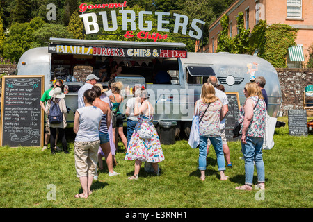 East Devon, 21. Juni 2014. Eine Gartenparty und Fete hat einen umgebauten amerikanischen Wohnwagen Burger Bar für Erfrischungen vor Ort. Stockfoto