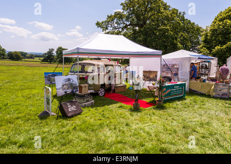 East Devon, 21. Juni 2014. Ein Sommer Fete und Gartenparty mit einem VW Camper Van Werbung Wohnmobil mieten. Stockfoto