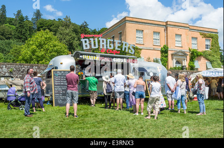 East Devon, 21. Juni 2014. Eine Gartenparty und Fete hat einen umgebauten amerikanischen Wohnwagen Burger Bar für Erfrischungen vor Ort. Stockfoto