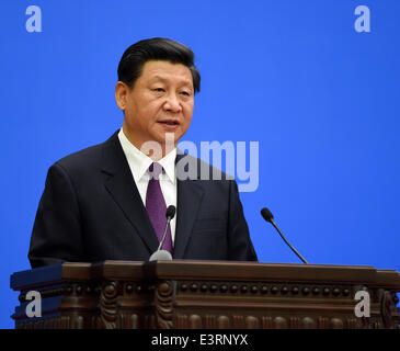 (140628)--Peking, 28. Juni 2014 (Xinhua)--chinesischen Staatspräsidenten Xi Jinping liefert eine Rede bei einer Konferenz anlässlich des 60. Jahrestages der fünf Prinzipien der friedlichen Koexistenz in der großen Halle des Volkes in Peking, Hauptstadt von China, 28. Juni 2014. (Xinhua/Li Xueren) (Wjq) Stockfoto