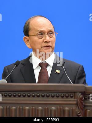 (140628)--Peking, 28. Juni 2014 (Xinhua)--Myanmar Präsident U Thein Sein befasst sich eine Konferenz anlässlich des 60. Jahrestages der fünf Prinzipien der friedlichen Koexistenz in der großen Halle des Volkes in Peking, Hauptstadt von China, 28. Juni 2014. (Xinhua/Li Xueren) (Wjq) Stockfoto