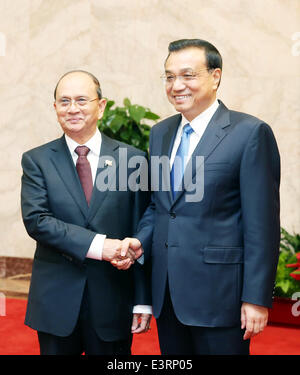 (140628)--Peking, 28. Juni 2014 (Xinhua)--Chinese Premier Li Keqiang (R) schüttelt Hände mit Myanmar Präsident U Thein Sein während ihres Treffens in der großen Halle des Volkes in Peking, Hauptstadt von China, 28. Juni 2014. (Xinhua/Yao Dawei) (Wjq) Stockfoto