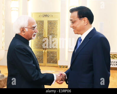 (140628)--Peking, 28. Juni 2014 (Xinhua)--Chinese Premier Li Keqiang (R) schüttelt Hände mit indischen Vizepräsident Mohammad Hamid Ansari während ihres Treffens in der großen Halle des Volkes in Peking, Hauptstadt von China, 28. Juni 2014. (Xinhua/Yao Dawei) (Wjq) Stockfoto