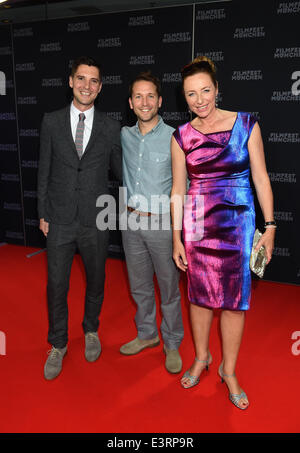 Geschäftsführerin der Filmfestspiele Diana Iljine, stellen die Regisseure Mike Brett (L) und Steve Jamison bei der Eröffnung des Filmfest München in München, Deutschland, 27. Juni 2014. Das Festival läuft vom 27. Juni bis 5. Juli 2014. Foto: Felix Hoerhager/dpa Stockfoto