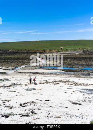 Dh Brough von ORKNEY Birsay BIRSAY Touristen zu Fuß über Causeway Inseln Sommer Menschen zu Leuchtturm Schottland Stockfoto