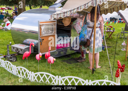 East Devon, England. Eine Fete und Gartenfest mit ein paar Inspektion Schlafstätten, die geschleppt werden kann sein ein Auto. Stockfoto