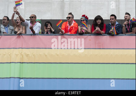 London, UK. 28. Juni 2014. Mehrere tausend Teilnehmer nehmen an der diesjährigen London Gay Pride durch die Straßen der Hauptstadt Teil. Im Bild: Zuschauer jubeln auf Teilnehmer, die Teilnahme an der London Gay Pride Parade in der Oxford Street. © Lee Thomas/ZUMA Wire/ZUMAPRESS.com/Alamy Live-Nachrichten Stockfoto