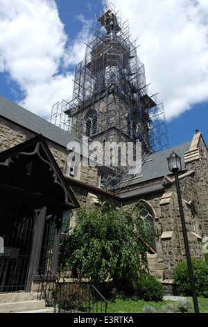 Renovierung der Kirchturm oberhalb viktorianischen gotischen Kirche, St. John bischöflichen auf Staten Island im Jahre 1871 gebaut und hat Status eines Wahrzeichens. Stockfoto