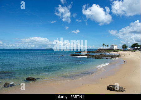 Tropische Küste von Porto da Barra Strand Salvador Brasilien mit Fort Santa Maria Stockfoto