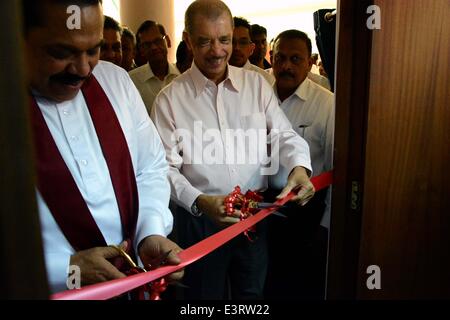 (140628)--VICTORIA, 28. Juni 2014 (Xinhua)--Sri Lankas Präsident Mahinda Rajapaksa (L) und Seychellen Präsident James Michel (C) schneiden die rote Schleife um das Hochkommissariat von der Demokratischen Sozialistischen Republik Sri Lanka auf die Seychellen in Victoria, der Hauptstadt der Seychellen, 28. Juni 2014 zu öffnen. Mahinda Rajapaksa kam auf den Seychellen am Freitag für einen dreitägigen offiziellen Besuch des Archipels Landes. (Xinhua/Kevin Zhuo) Stockfoto