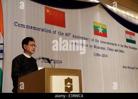 (140628)--YANGON, 28. Juni 2014 (Xinhua)--Myanmar stellvertretender Minister für auswärtige Angelegenheiten U Thant Kyaw spricht während der Comemoration Zeremonie zum 60. Jahrestag der Ankündigung der fünf Prinzipien der friedlichen Koexistenz in Yangon, Myanmar, 28. Juni 2014. Myanmar-Außenministerium organisiert eine Funktion des 60. Jahrestags des fünf Prinzipien der friedlichen Koexistenz, die am Samstag fällt.  (Xinhua/U Aung) (Bxq) Stockfoto