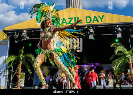 Von Paraiso Schule Samba Tänzer auf der Bühne den Brasilien-Tages-Festival auf dem Trafalgar Square, London UK Stockfoto