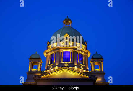 Parlamentsgebäude in Belgrad bei Nacht Stockfoto