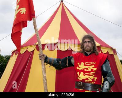 Stirling 28. Juni 2014.  Herr Paul Gamble tragen der Tracht "Edward II" in der Schlacht von Bannockburn Reenactment. Tausende von Menschen haben für ein Wochenende voller Reenactments und historischen Nachbildungen herausstellte.  Die Schlacht war ein schottischer Sieg in der ersten schottischen Unabhängigkeitskrieg.  Stirling Castle, schottische königliche Festung, von den Engländern besetzt war unter Belagerung durch die schottische Armee. Edward II von England montiert eine Kraft, es zu lindern, die fehlgeschlagen, und seine Armee wurde besiegt Schlacht durch eine kleinere Armee unter dem Kommando von Robert der Bruce of Scotland. Stockfoto