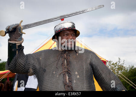 Stirling 28. Juni 2014.  Patrick Lee aus Ellon bei der Nachstellung der Schlacht von Bannockburn. Tausende von Menschen haben für ein Wochenende voller Reenactments und historischen Nachbildungen herausstellte.  Die Schlacht war ein schottischer Sieg in der ersten schottischen Unabhängigkeitskrieg.  Stirling Castle, schottische königliche Festung, von den Engländern besetzt war unter Belagerung durch die schottische Armee. Edward II von England montiert eine Kraft, es zu lindern, die fehlgeschlagen, und seine Armee wurde besiegt Schlacht durch eine kleinere Armee unter dem Kommando von Robert der Bruce of Scotland. Stockfoto