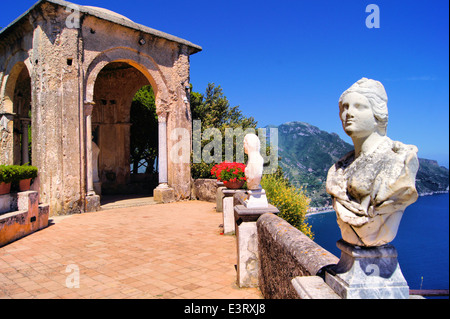 Statue gesäumten Terrasse in Ravello, Amalfiküste, Italien Stockfoto