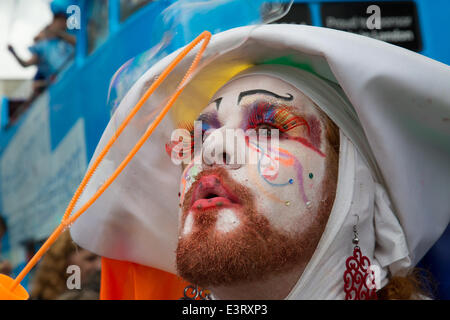 Baker Street, London, UK. 28. Juni 2014. Mann verkleidet als Nonne bläst Seifenblasen während Gay Pride. Stolz zog Tausende Besucher trotz der kräftigen Schauern. Stockfoto