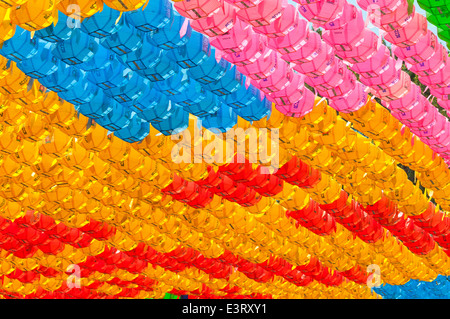 Hunderte von Lampions hängen in Jogyesa-Tempel in Seoul vor Buddhas Geburtstag. Stockfoto