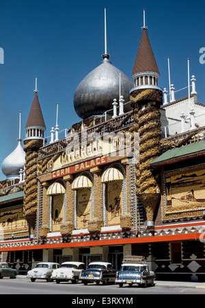 Eine der Hauptattraktionen auf der Prärie von South Dakota, USA, ist die berühmte Mitchell Corn Palace, die Volkskunst Wandbilder aus mit bunten Maiskolben anzeigt. Stockfoto