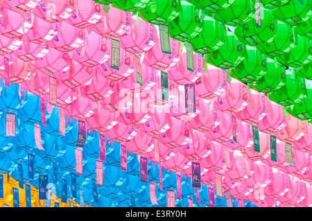 Hunderte von Lampions hängen in Jogyesa-Tempel in Seoul vor Buddhas Geburtstag. Stockfoto