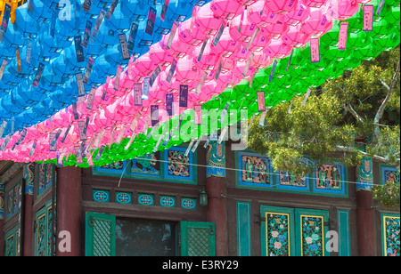 Hunderte von Lampions hängen in Jogyesa-Tempel in Seoul vor Buddhas Geburtstag. Stockfoto