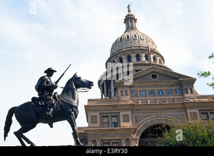 Eine Bronzestatue von einem Pferd und Reiter steht das imposante Texas State Capitol in Austin, Texas, USA. Stockfoto